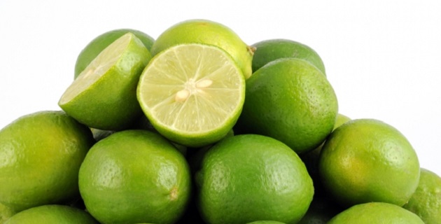 Frota el limón suavemente para no irritar tu piel