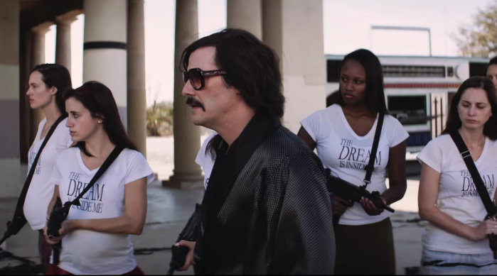 El bigote de Keanu Reeves y el trailer de esta película ratifican que los 80 están de regreso