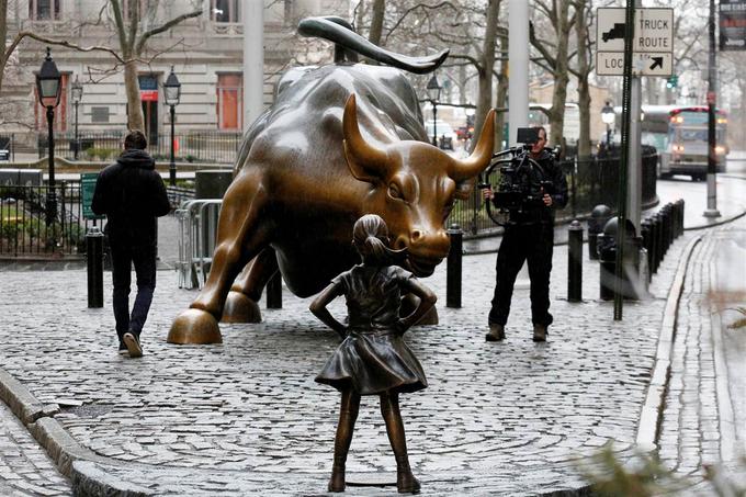 Hay una niña haciéndole frente al famoso toro de Wall Street y es increíble