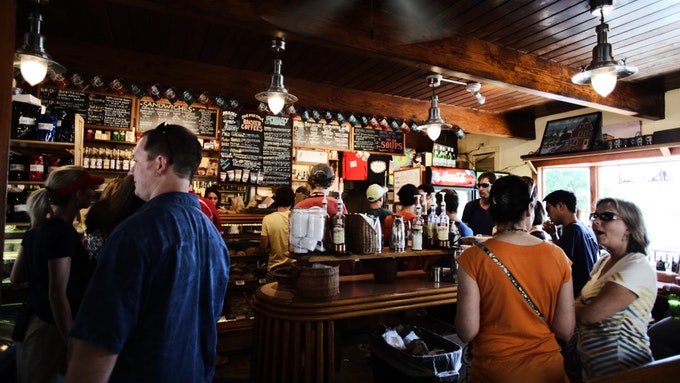  Diageo lanza fondo de 100 mdd para reabrir bares