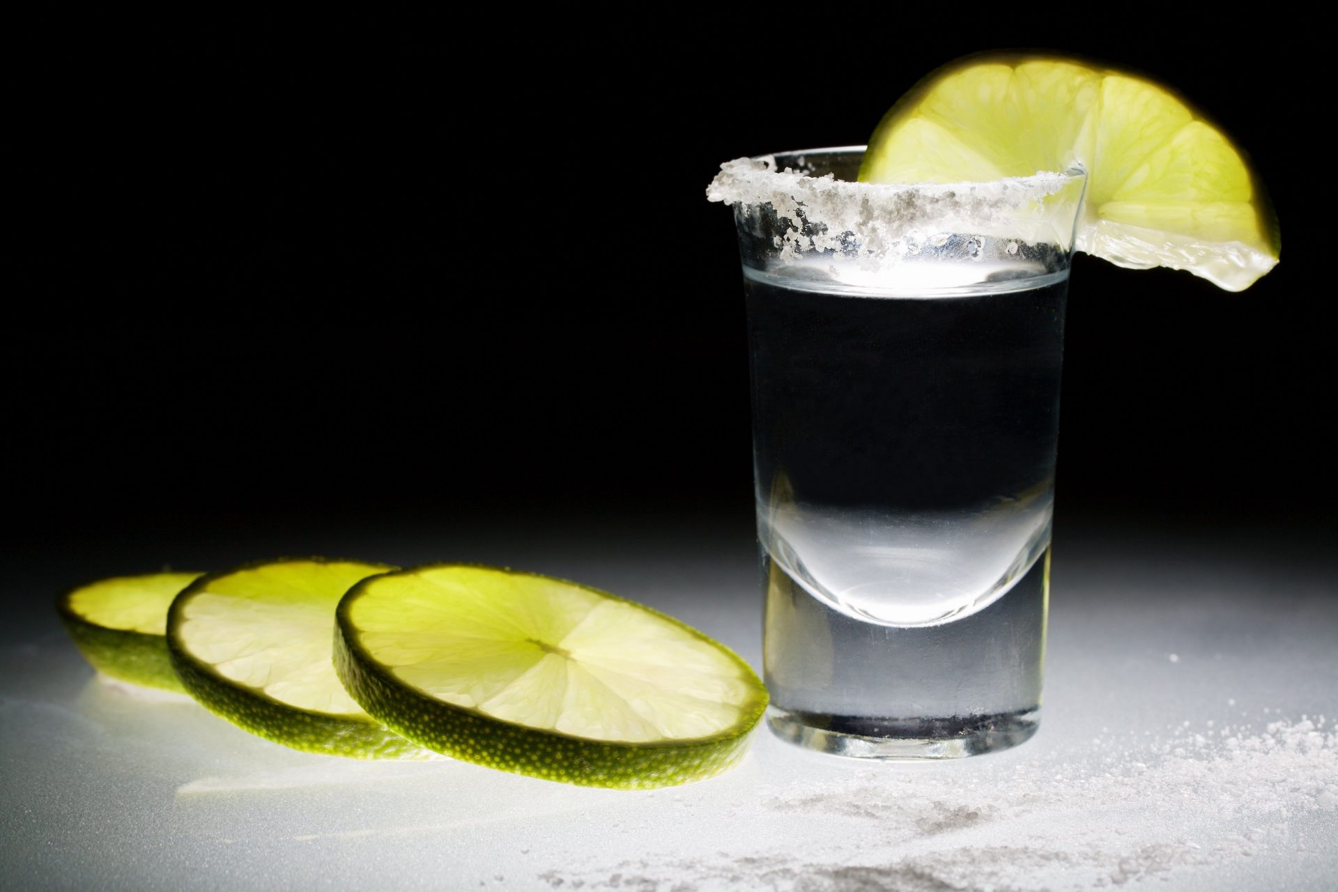  Beneficios que no sabías que tiene el tomar tequila