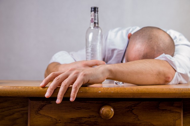  La OMS explica porqué beber alcohol te pone en riesgo en esta pandemia