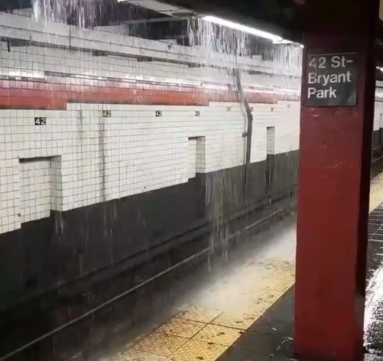  Así es como se ve el metro de NY en un día de lluvia, y el de la CDMX está más decente