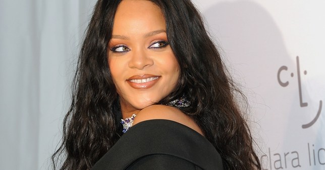 Rihanna sorprendió con este vestido negro, suficiente para hipnotizarte