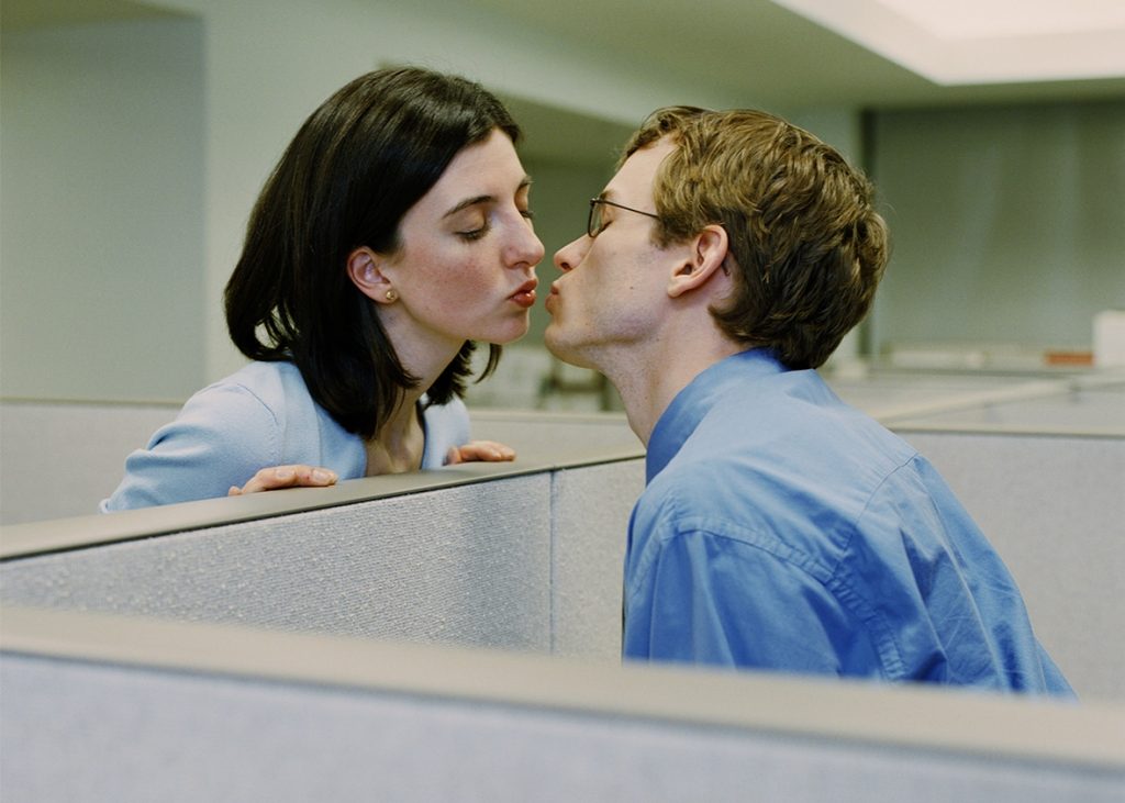 Según este estudio, las empresas deben contratar a gente que esté enamorada