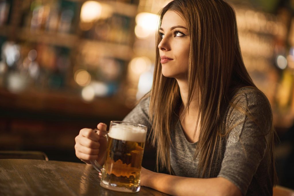 Según la ciencia si bebes alcohol y eres mujer entonces felicidades, serás más inteligente