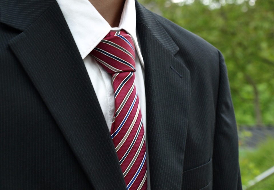 La ciencia afirma que debes dejar de usar corbata de inmediato