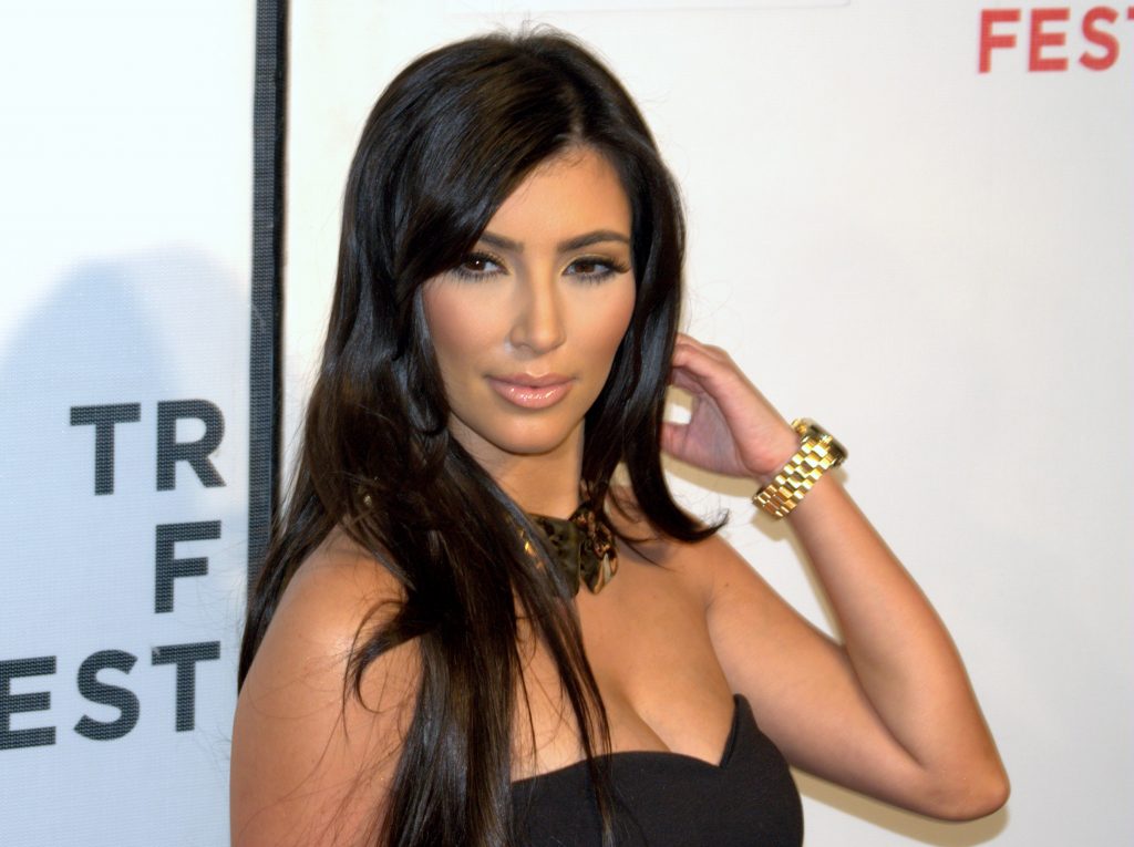 Kim Kardashian no traía ropa interior en una alfombra roja y enseñó de más