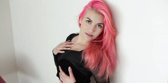 El cabello rosa (y otras cosas) de esta modelo va a ser tu nueva perdición