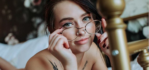 5 modelos eróticas con lentes para que veas más que doble y te enamores