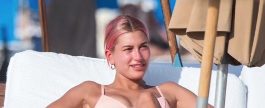  La esposa de Justin Bieber se asoleó en la playa y lució hot y más que eso