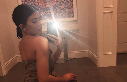  Kylie Jenner se une a la “reputación” de sus hermanas con esta foto hot y sugerente
