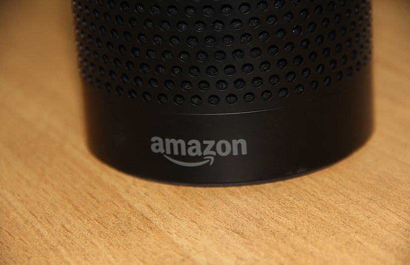 Amazon sí escucha lo que platicas con Alexa y así le hace