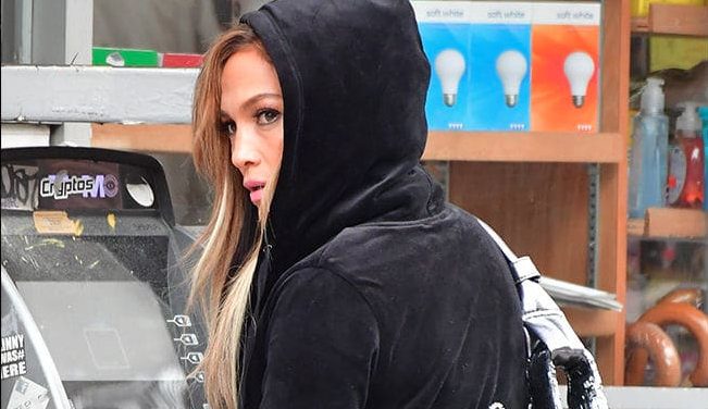 Jennifer Lopez caminando por la calle en spandex es uber hot