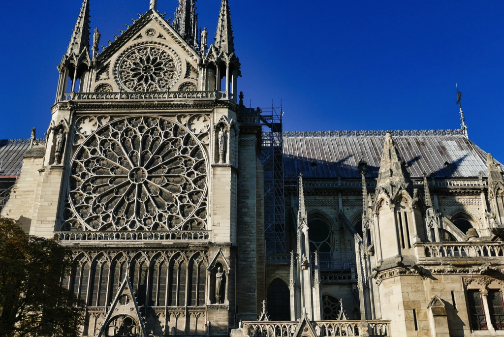 La catedral de Notre Dame está siendo consumida por un incendio