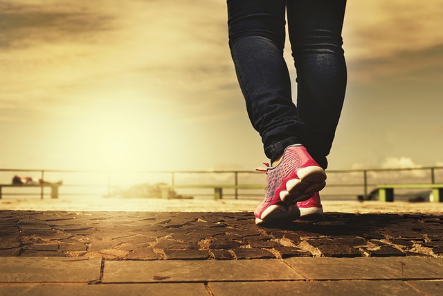 Sencillas razones por las que caminar mejora tu salud y en serio