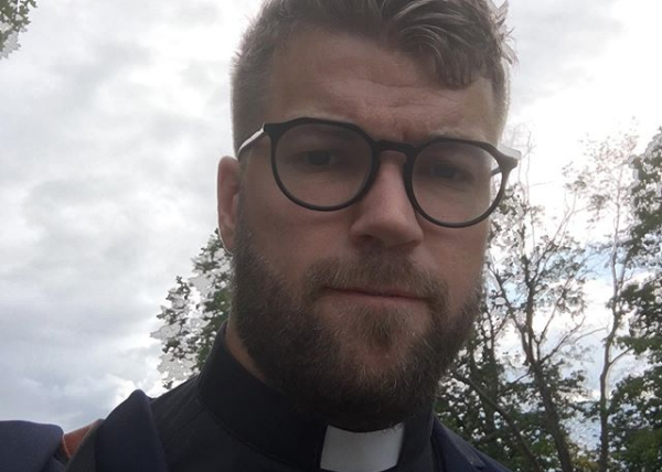 El sacerdote hot que confundieron con Chris Hemsworth