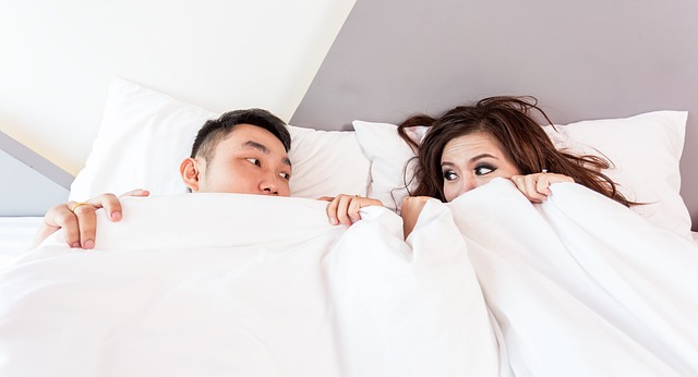 La posición en la que duermes con tu pareja dice mucho de tu relación