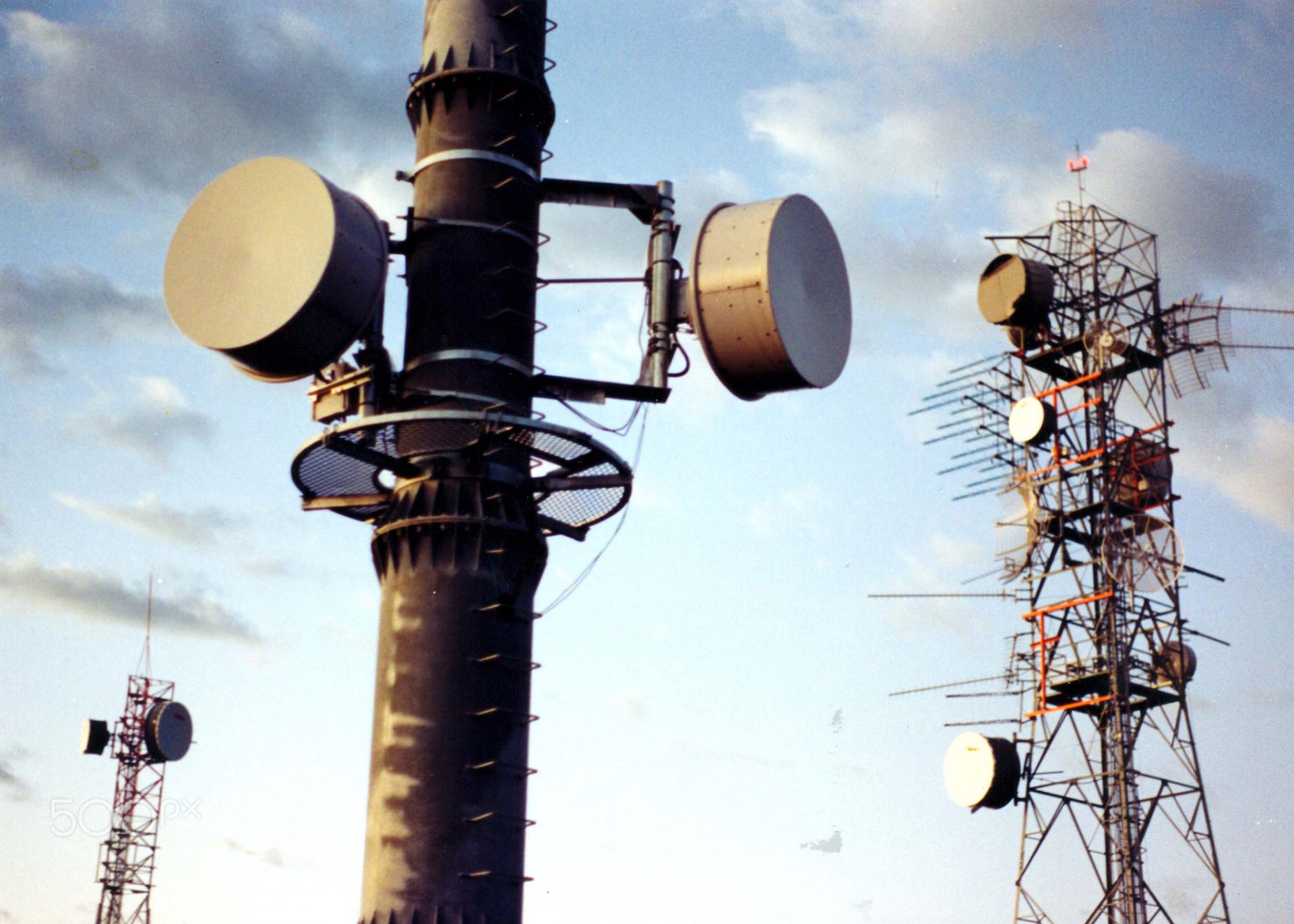 Identifican antenas apócrifas en CDMX y son usadas para espionaje