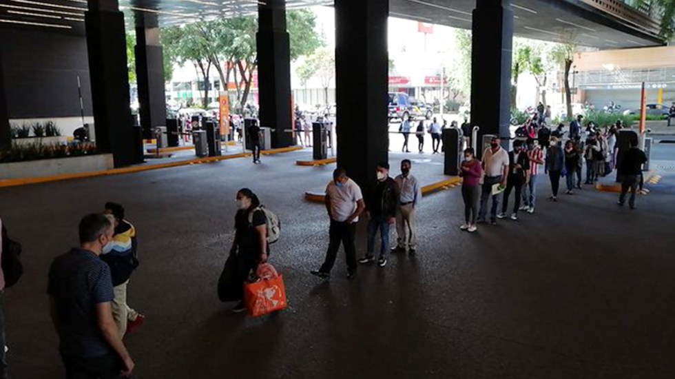 La gente no esperó nada para ir a los centros comerciales en México