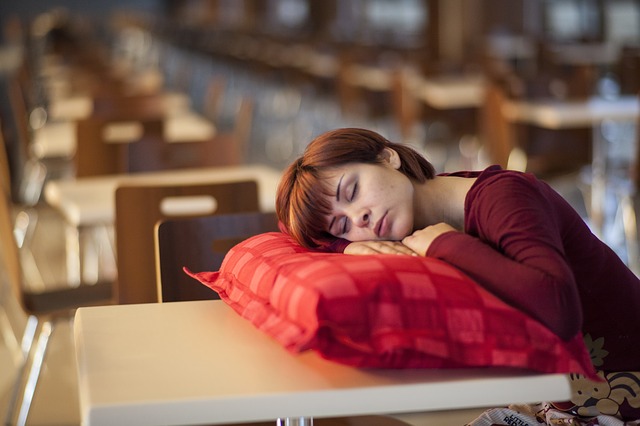 Toda mujer debe dormir más que cualquier hombre… eso dice la ciencia