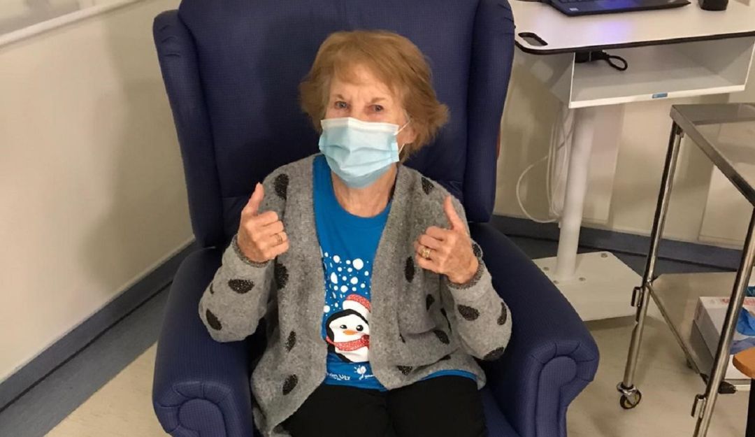 Margaret Keenan, primera persona de 90 años en vacunarse contra covid