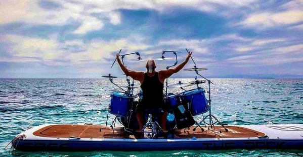 El baterista que promueve el aislamiento con música desde Cerdeña, Italia