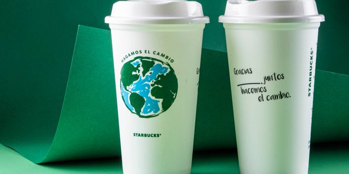 Starbucks te va a regalar vasos reusables en el Día de la Tierra