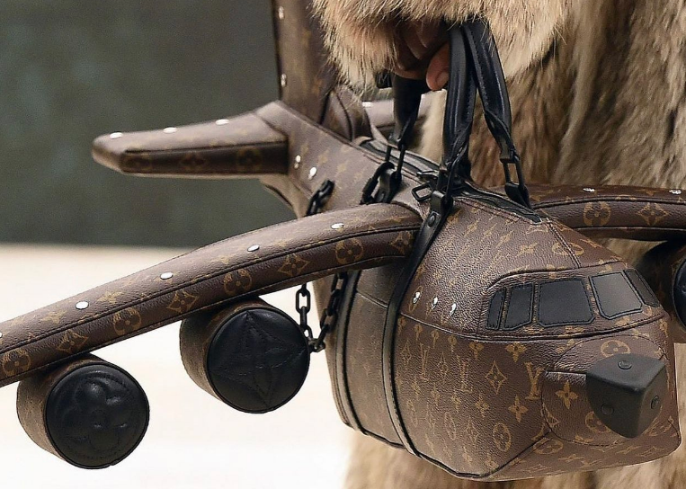 Se burlan del bolso Louis Vuitton con valor de 800 mil pesos