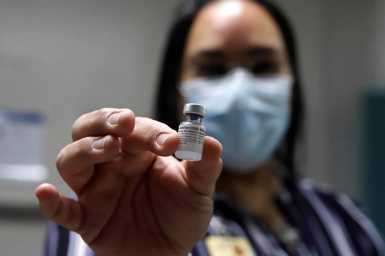  El CEO de Pfizer dice que vas a necesitar una tercera dosis de vacuna