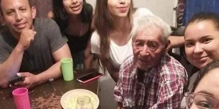 La familia que adoptó a un señor de 108 años que vivía bajo un árbol