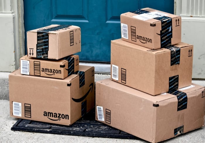 Recibió 150 paquetes de Amazon que nunca pidió y los donó