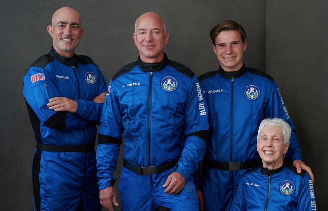 Un éxito el viaje de hoy por la mañana de Jeff Bezos al espacio