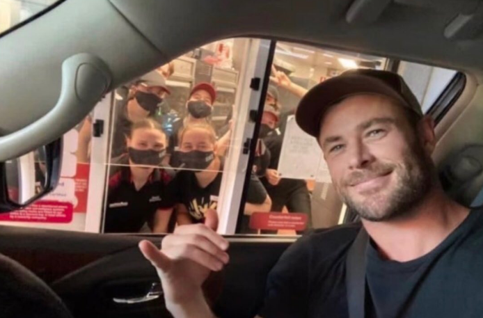  Thor es fan de KFC. Chris Hemsworth gastó 72 dólares en comida