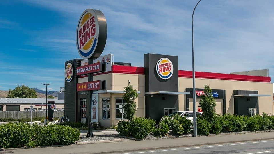 Empleados de Burger King renuncian y lo anuncian en la pantalla del restaurante