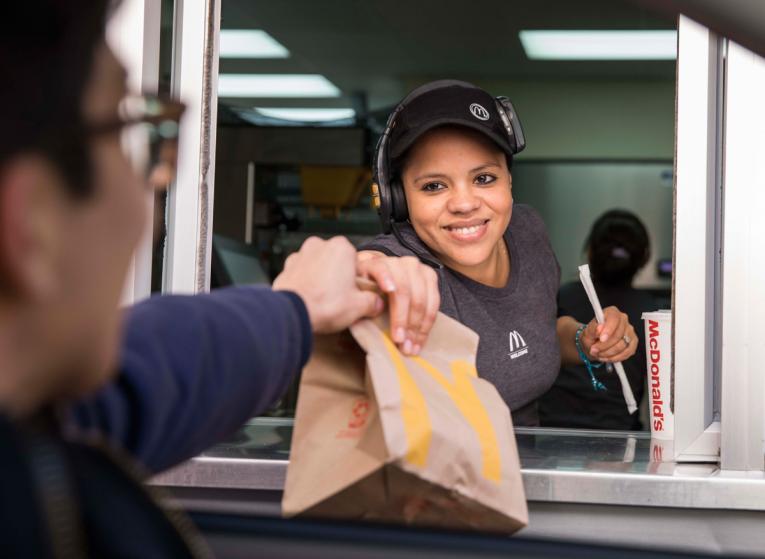  McDonald’s te paga 21 dólares por hora porque no tienen personal