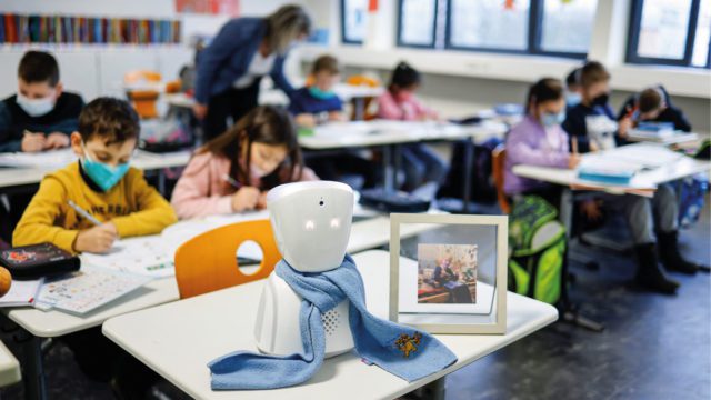  Un robot fue a la escuela en vez de un alumno enfermo