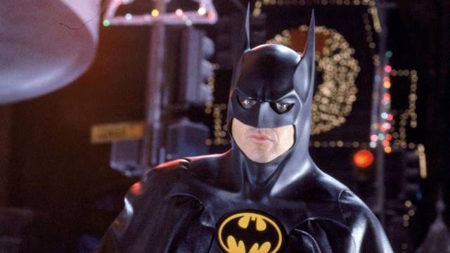  Michael Keaton y su foto, como Batman, en la nueva peli de Batgirl