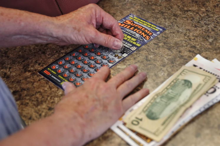 En California esta mujer ganó la lotería por accidente