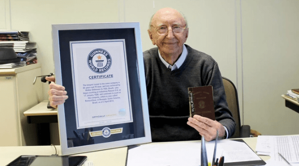 Récord Guinness de un hombre que ha trabajado 84 años para la misma empresa