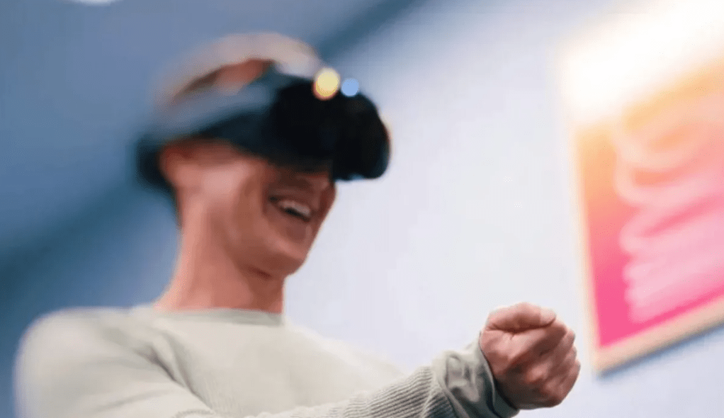 Zuckerberg modela las nuevas gafas de realidad virtual para el metaverso